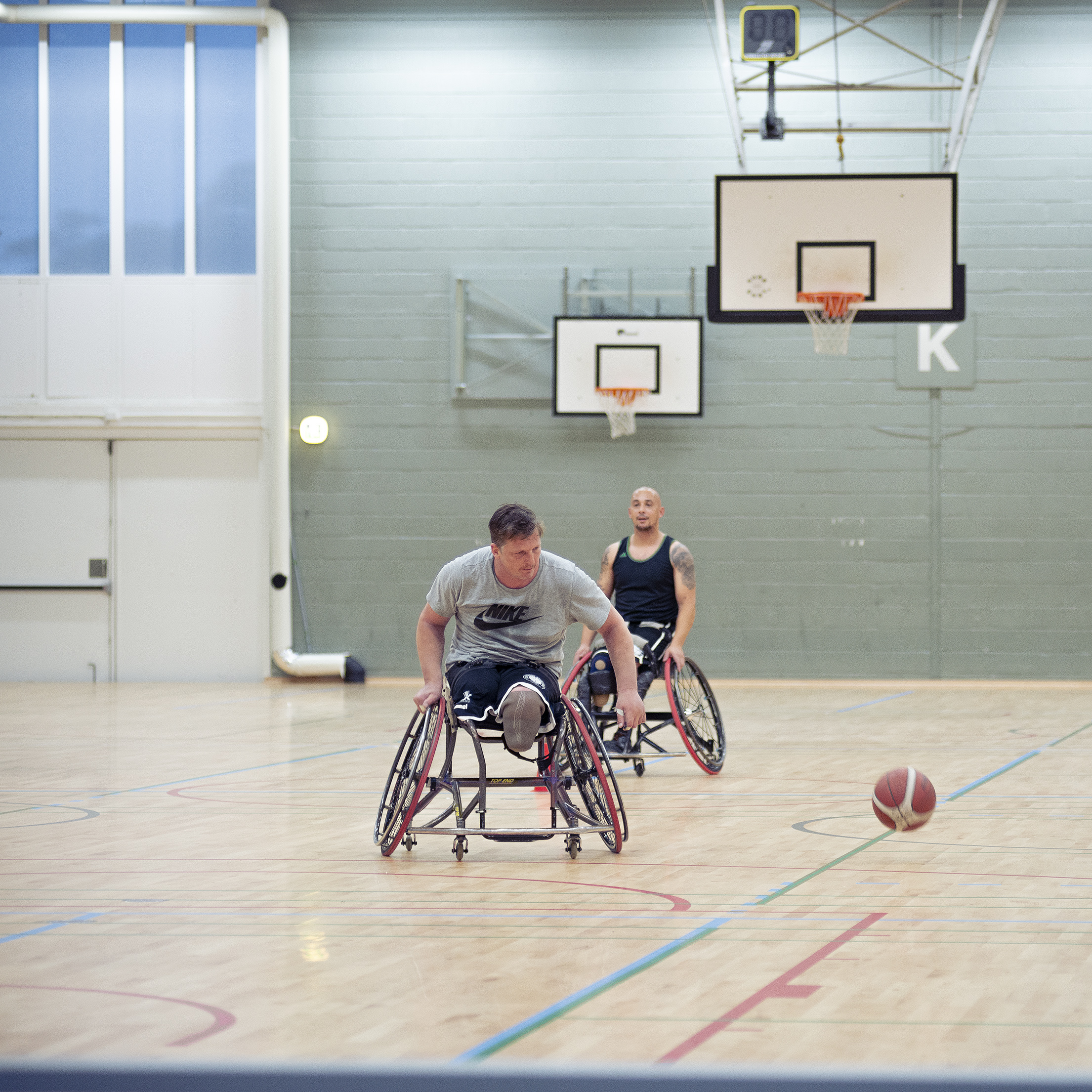 Kørestolsbasket: Mand i kørestol pisker efter bolden