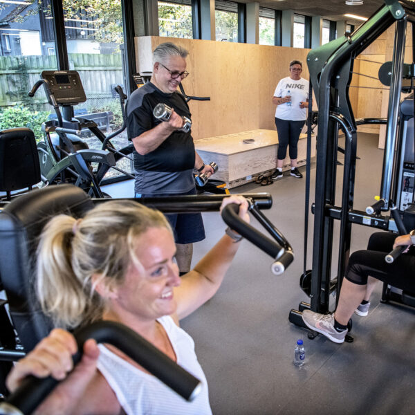 Maskinhus forvandlet til Gladsaxe MultiFitness med plads til alle. Fitness skal være for alle i Gladsaxes nye forening og fitnesscenter. I et gammelt maskinhus på Kellersvej 2 er der blevet skabt en ny ramme, der gør det muligt for mennesker med bevægelseshandicap at dyrke fitness på lige fod med alle andre. Projektet er ét blandt tre, som gennemføres som led i kampagnen 'Fitness for alle'. Gladsaxe MultiFitness ligger i et boligområde med boliger for mennesker med psykiske og fysiske handicap. Derfor har der lokalt været et stort ønske om at skabe et inkluderende, tilgængeligt og behageligt træningsmiljø i den nye forening Gladsaxe MultiFitness, hvor alle borgere er velkomne. F.eks. er fitnessmaskinerne udviklet, så de også kan bruges af folk, der sidder i kørestol, ligesom der er etableret handicapvenlige toiletter, tekøkken og p-pladser.