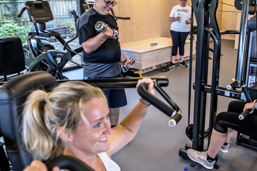 Maskinhus forvandlet til Gladsaxe MultiFitness med plads til alle. Fitness skal være for alle i Gladsaxes nye forening og fitnesscenter. I et gammelt maskinhus på Kellersvej 2 er der blevet skabt en ny ramme, der gør det muligt for mennesker med bevægelseshandicap at dyrke fitness på lige fod med alle andre. Projektet er ét blandt tre, som gennemføres som led i kampagnen 'Fitness for alle'. Gladsaxe MultiFitness ligger i et boligområde med boliger for mennesker med psykiske og fysiske handicap. Derfor har der lokalt været et stort ønske om at skabe et inkluderende, tilgængeligt og behageligt træningsmiljø i den nye forening Gladsaxe MultiFitness, hvor alle borgere er velkomne. F.eks. er fitnessmaskinerne udviklet, så de også kan bruges af folk, der sidder i kørestol, ligesom der er etableret handicapvenlige toiletter, tekøkken og p-pladser.