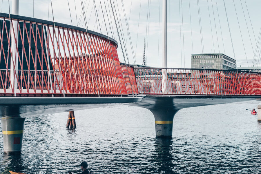 Foto: Astrid Maria Rasmussen - Cirkelbroen i København, tegnet af Olafur Elisasson er en bro, et kunstværk og et byrum på samme tid. Skabt til at binde havnen sammen, både trafikalt og kulturelt.