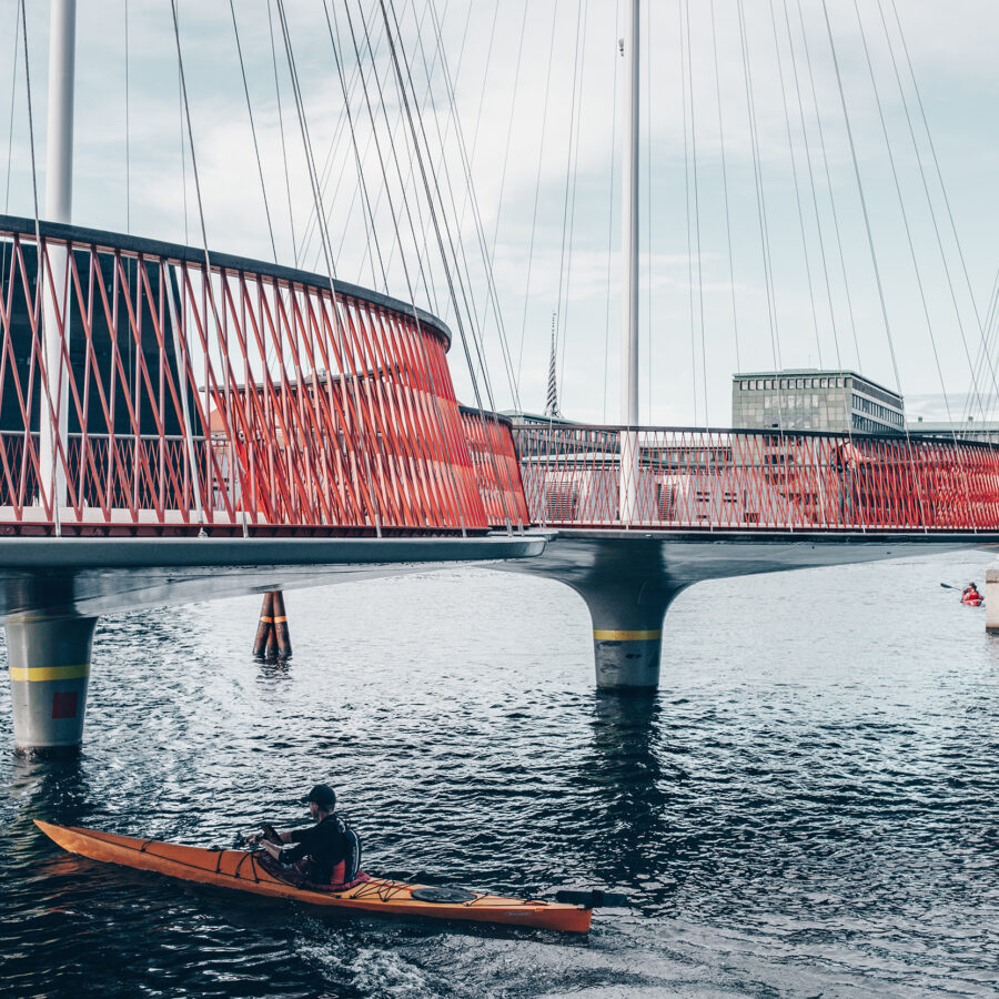 Foto: Astrid Maria Rasmussen - Cirkelbroen i København, tegnet af Olafur Elisasson er en bro, et kunstværk og et byrum på samme tid. Skabt til at binde havnen sammen, både trafikalt og kulturelt.