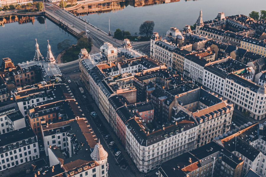 Foto: Astrid Maria Rasmussen - København set fra oven, fra Indre By mod Nørrebro. Dronning Louises Bro i midten er et socialt og trafikalt knudepunkt i byen.
