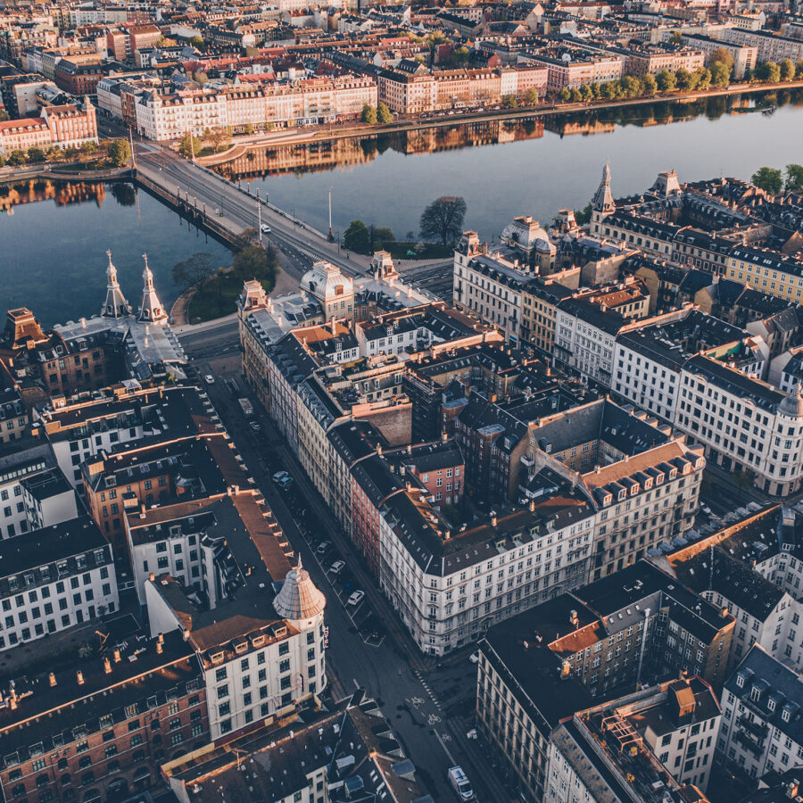 Foto: Astrid Maria Rasmussen - København set fra oven, fra Indre By mod Nørrebro. Dronning Louises Bro i midten er et socialt og trafikalt knudepunkt i byen.