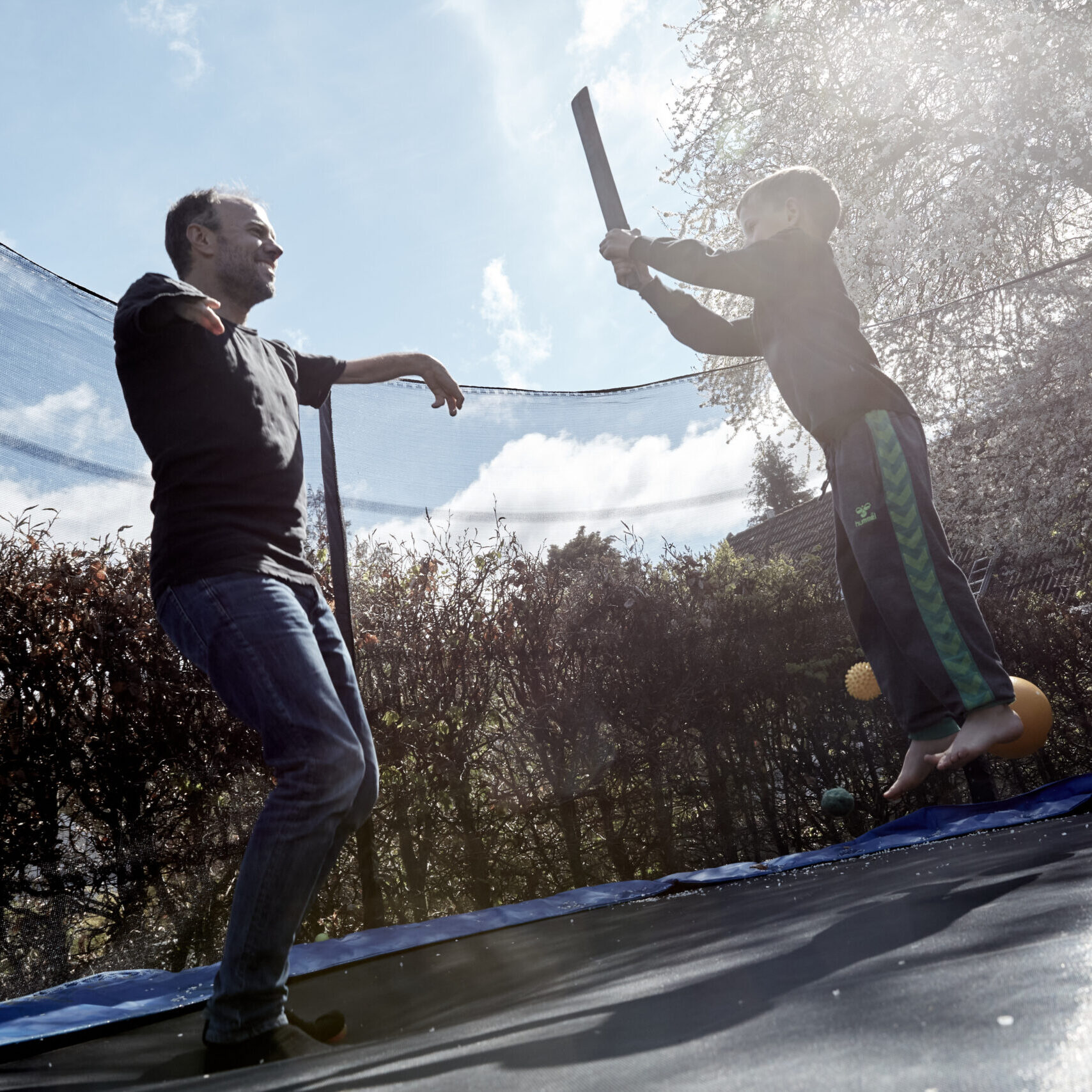Foto: Lars Bech - Asger Krebs hopper på trampolinen med sin søn